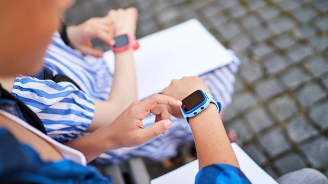 Billede af to børn med smartwatch.