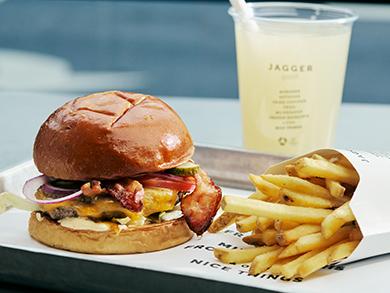 Burgermenu fra Jagger Copenhagen i Frederiksberg Centret.