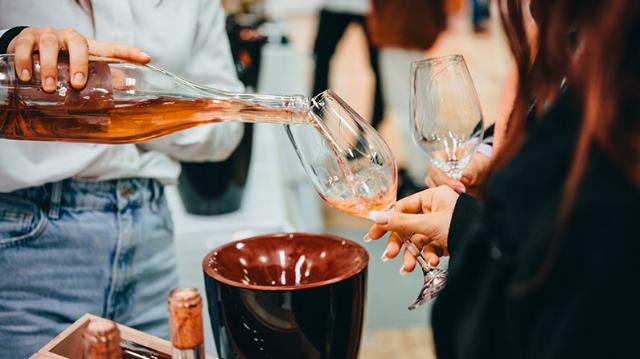 Billede af lækre vine og tapas.