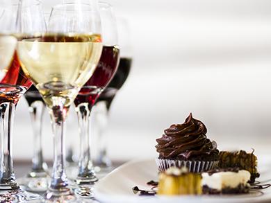 Billede af lækre dessertvine og kage.