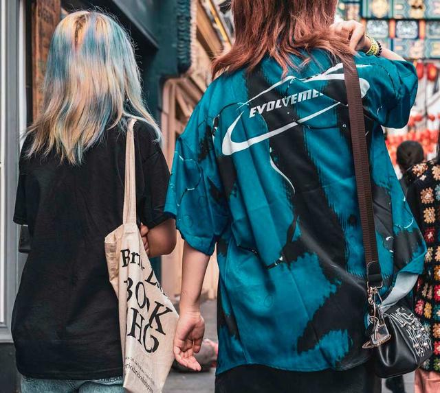 Trendy piger til blå mandag i moderne tøj