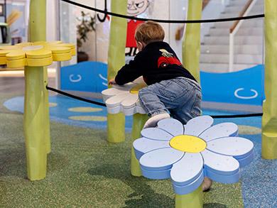 Barn der klatrer på Mumi legepladsen i Frederiksberg Centret. 