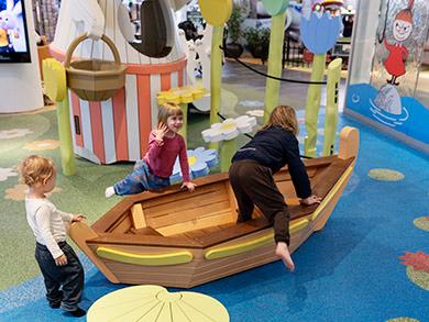 Børn leger i Mumi-båden i Frederiksberg Centret. 
