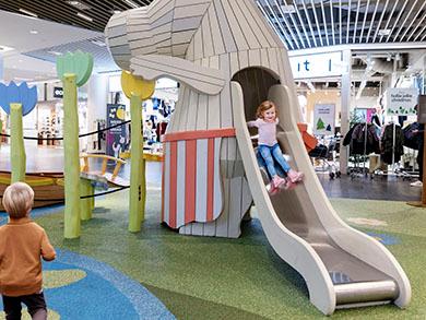 Børn der leger på Mumi legepladsen med rutsjebane i Frederiksberg Centret. 