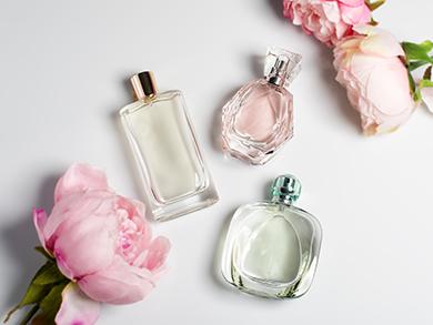Billede af flere blomsterparfumer og roser.
