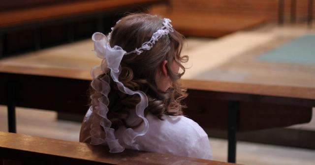 Pige med håropsætning til konfirmation i kirke